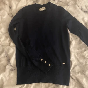 Stickad tröja - Finstickad tröja från lindex med knappar på ändan av armen. Inte använd så mycket så den är i bra skick. Den är mörk blå men mer åt det svarta hållet. Storlek Xs men skulle nog passa S också. Kan ta fler bilder om nån är intresserad💓
