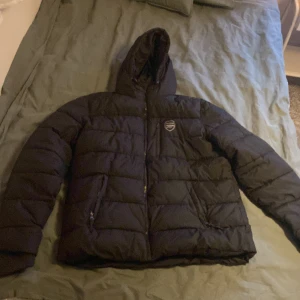 Arsenal jacka - Hej nu säljer min oanvända arsenal jacka då den har blivit lite för stor för mig, den är i topp skick Nypris 1000kr
