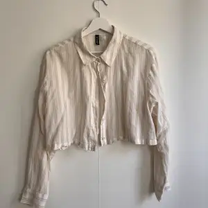 Beig och vit randig crop skjorta 