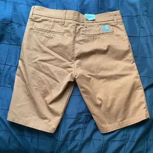 Oanvända Carhartt WIP Lamar  shorts säljes! Köpta på numer nedlagda Terrace utan möjlighet byta. Färg Khaki/ljusbrun, size 33 men är ganska ”tajta”, säg 32.