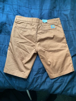 Nya Carhartt WIP Lamar shorts - Oanvända Carhartt WIP Lamar  shorts säljes! Köpta på numer nedlagda Terrace utan möjlighet byta. Färg Khaki/ljusbrun, size 33 men är ganska ”tajta”, säg 32.