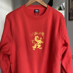 Ny Stüssy Crewneck  - Oanvänd Stüssy Crewneck/collage-tröja säljes!  Köpt på numer nedlagd Terrace,  ingen möjlighet att byta, därav testar jag nu denna väg. Färgen är röd, men åt det ljusare hållet, size S men skulle säga närmre M..