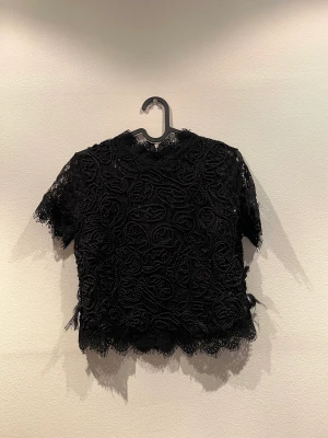 Spets topp - Spets topp med dragkedja, något sliten därav priset 