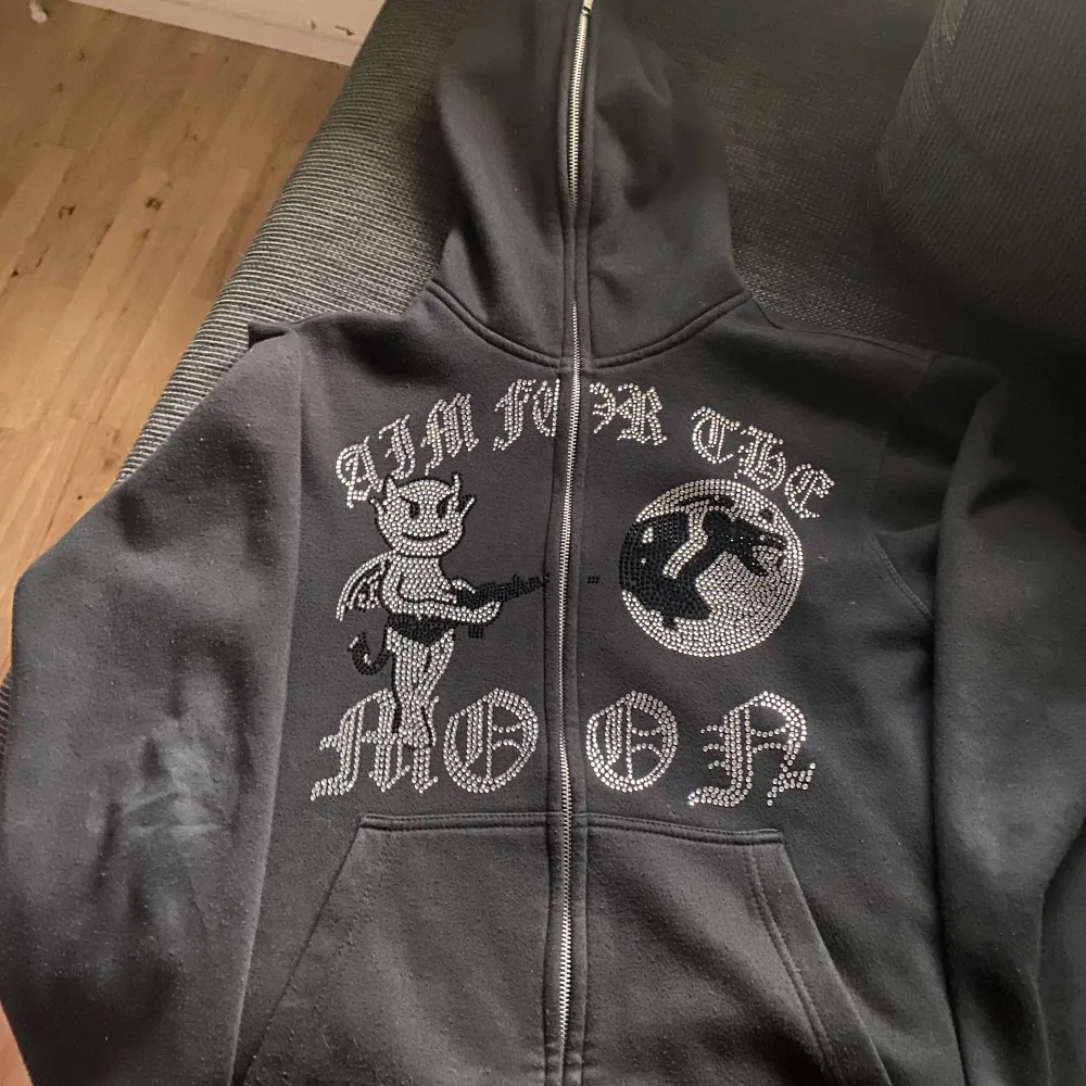 Säljer nu denna Aim for the moon hoodie som är i bra kvalitet  Storlek M . Hoodies.