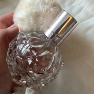 Ariana grande parfym - En full Ariana grande parfym som har en fräsch söt doft, pris går att diskuteras 
