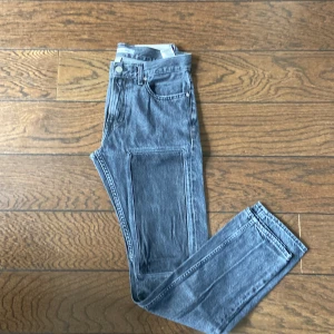 Svarta Calvin Klein jeans slim fit - Jeansen är lite använda och har mörkare jeansen är lite använda Patches på låren( ingår i designen ) W 30 L 32 Slim fit