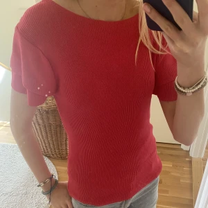 Stickad topp - Jätte söt och fin topp som är perfekt till hösten säljer eftersom den är lite stor. andvänd få gånger. 💕skriv för fler bilder och priset kan ändras 💖