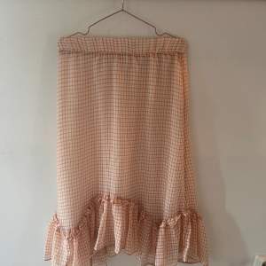 Rutig orange kjol från ONLY men som är köpt på Nelly. Kjolen är i strl 34 och är använd ca 2 gånger.  Skriv för fler bilder!😊 