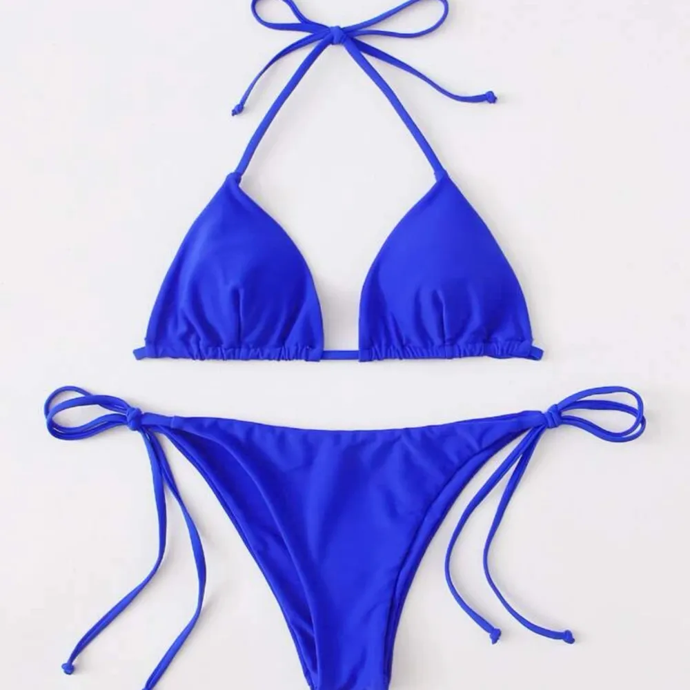 Säljer en blå bikini från shein i storlek M. Har aldrig använt bara testat överdelen och sanitetsskyddet är kvar på trosorna. Köpte för 99kr och säljer för 30kr. Säljer för att överdelen var för liten🫶🏻    . Övrigt.