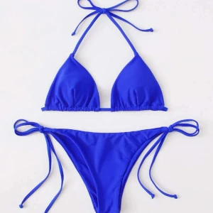 blå bikini - Säljer en blå bikini från shein i storlek M. Har aldrig använt bara testat överdelen och sanitetsskyddet är kvar på trosorna. Köpte för 99kr och säljer för 30kr. Säljer för att överdelen var för liten🫶🏻    