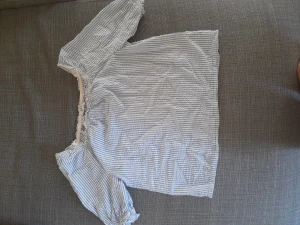 Randig blus! - En kortärmad blå/vit randig blus, använd ett par gånger!