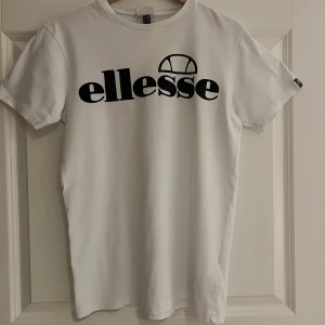 Ellesse t-shirt  - Säljer denna vita ellesse t-shirt andvänd några få gånger inge defekter storlek XS men passar S!
