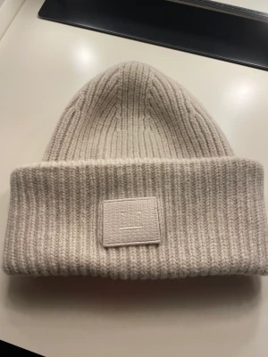 Acne mössa  - Knappt använd acne mössa! 