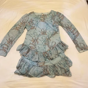 Klänning  - Jätte fin blå känning med brun och turkos detaljning, passar storlek M och L. 