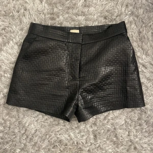 Supersnygga shorts - Såå fina shorts som ser ut som skinnshorts. Vet inte riktigt vad det är för material. Storlek 36 köpta second hand. 