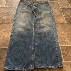 Vintage levis jeans - Vintage levis 529 från 90-talet. ”Low rise straight”, Rak, lite vid passform. Fint vintageskick, de är tvättade pga sin ålder, vilket ger de en snygg färg och vintagekänsla, men jeansen har inga fel eller skavanker. 33/32 on tag, passar W32 L32
