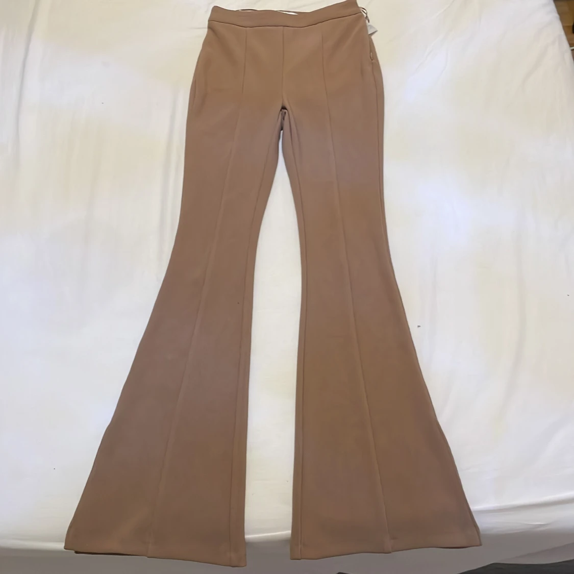 Bruna utsvängda kostymbyxor 
