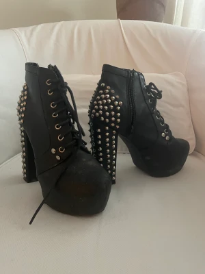 Klackskor med nitar stl 37 - Punkiga klackskor med nitar