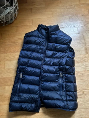 Gant väst  - Säljer Gant väst i storlek S. Jag är 170. Den är perfekt för hösten då den är varm. Skick 9/10 