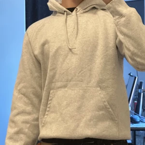 Carhartt hoodie - Fet carhartt hoodie i tjockt material. Kommer hålla dig varm hösten och vintern lång! Storlek M men skulle passa S om du vill ha en baggy fit.