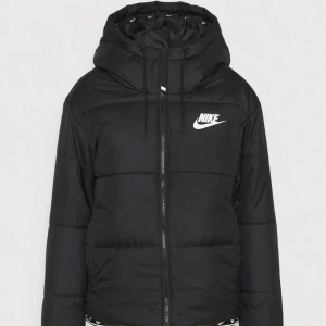 Jacka - Svart vinterjacka i Storlek S💗köpte den för ca 1400kr, säljer den för 799💗 priset kan diskuteras!