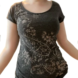 Y2K topp - tight grå formgivande y2k topp med blommor design