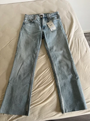 Helt nya zara jeans  - Zara cropped jeans, helt nya med prislapp