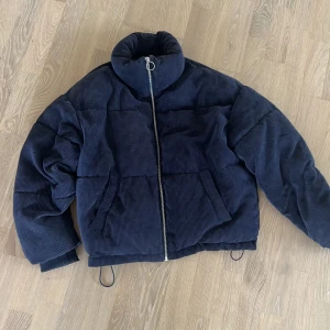 Jacka  - Säljer mina bomberjacka från Gina. Storlek S