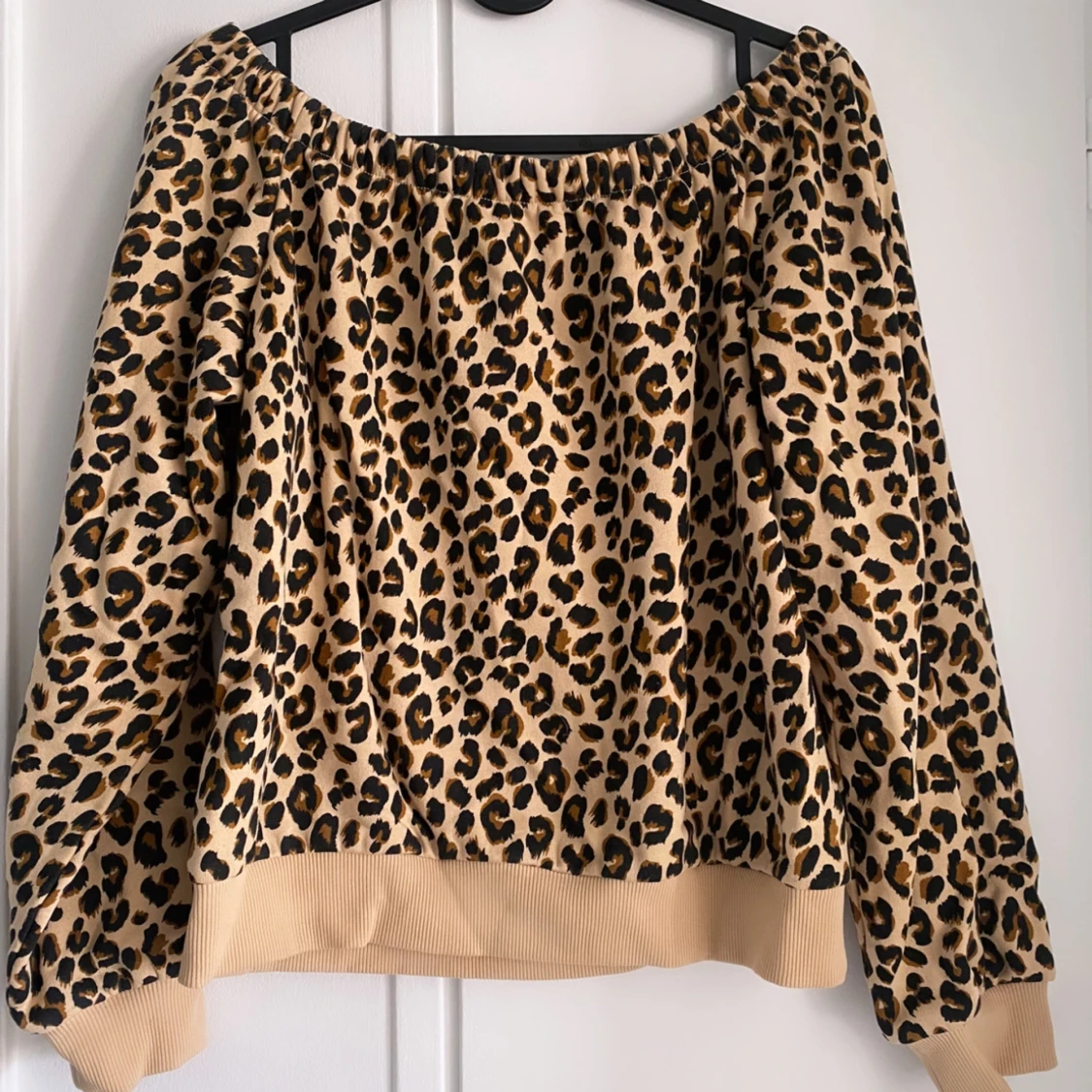 Leopard off shoulder tröja 