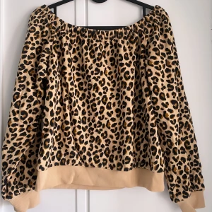 Leopard off shoulder tröja  - Säljer denna söt off shoulder tröjan då den tyvärr inte kommer till användning. Skriv om ni vill ha fler bilder 🫶🏼 
