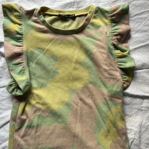 Topp - Söt topp från Zara. Använd fåtal gånger. Köpt för 200kr.