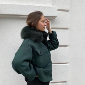 Meotine jacka  - Säljer en grön meotine jacka i strl M Bra skick, nypris 3000kr, säljer för 1700kr men pris kan diskuteras vid snabb affär  Tveka inte för att skriva eller fråga! Kan skicka egna bilder privat också 💞💞