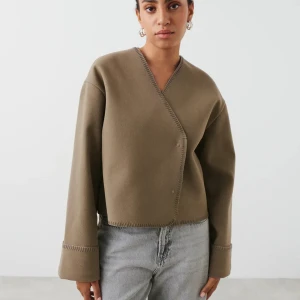 Blanket stitch jacket - Slutsåld kappa från Gina tricot. Oanvänd men har tyvärr hunnit dra av lapparna 🖤storlek S!