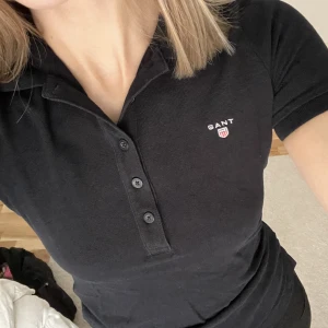 GANT Piké  - Svart GANT piké. I bra skick