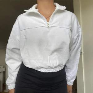 En vit sweatshirt med halv zipper från weekday. Nästan aldrig använd. Storlek XS men oversized så passar mig bra också som har S. Nypris var 300 kr. Säljer även en likadan i vitt i storlek S.