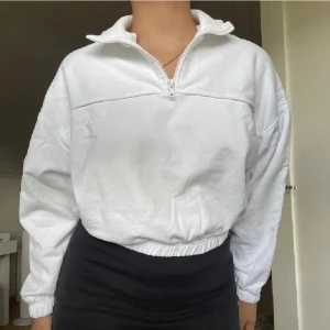 Half zip up weekday - En vit sweatshirt med halv zipper från weekday. Nästan aldrig använd. Storlek XS men oversized så passar mig bra också som har S. Nypris var 300 kr. Säljer även en likadan i vitt i storlek S.