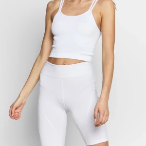 Träningsset WHITE - Säljer ett vitt träningsset från Cotton on Body, köpt på Zalando i storlek SMALL ❤️