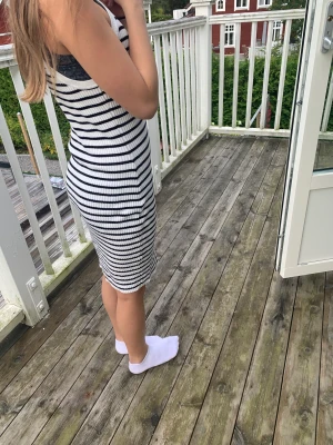 Randig klänning  - En fin tajt klänning som är randig från H&M aldrig använd