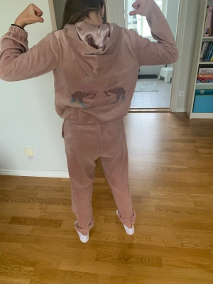 Rosa myss sett  - Ett rosa sett som är mjuk och skönt från Lindex i storlek 146/162