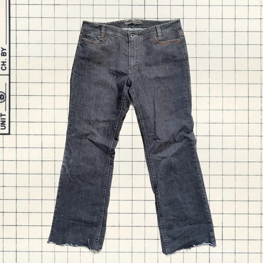 Vintage bruna jeans med orangea pynt. Jeans & Byxor.