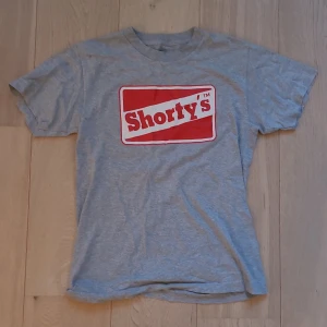 Shorty's tshirt - Fint skick, nypris 600