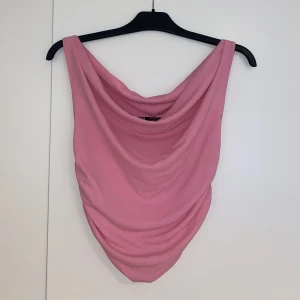 Rosa festtopp - Ett rosa linne med en passform som en kortsett🩷