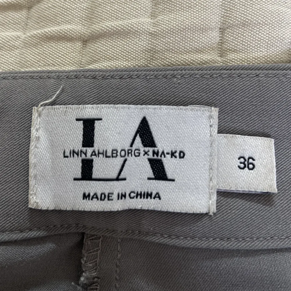 Superfina gråa tunna kostymbyxor från Linn Ahlborgs kollektion med NA-KD. Säljer pga att de blivit för små! Hör av er vid frågor💕. Jeans & Byxor.