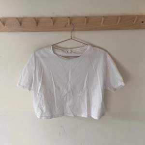 Croppad T-shirt med krosad öppen rygg från Mango. Den är i strl M och är använd ett fåtal gånger.  Skriv för mer bilder!😊