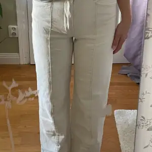 Säljer dessa jättefina vita jeans från Lindex i jätte bra skick! Skriv gärna för frågor! 🍀🎀 Passar mig i storlek s, frakten tillkommer 