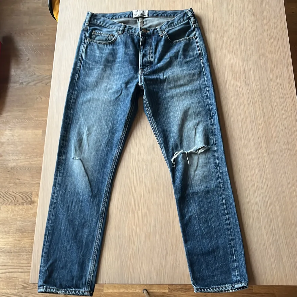 Säljer ett par schyssta Acne Studios Jeans i storlek 32-32 men de sitter tightare i midjan. Kvitto finns tyvärr inte med. Skriv PM om funderingar👍 Kan gå ner i pris vid snabb affär. Jeans & Byxor.