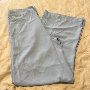 Kostymbyxor  - Blåa kostymbyxor som aldrig har använts, rätt stora i storleken 