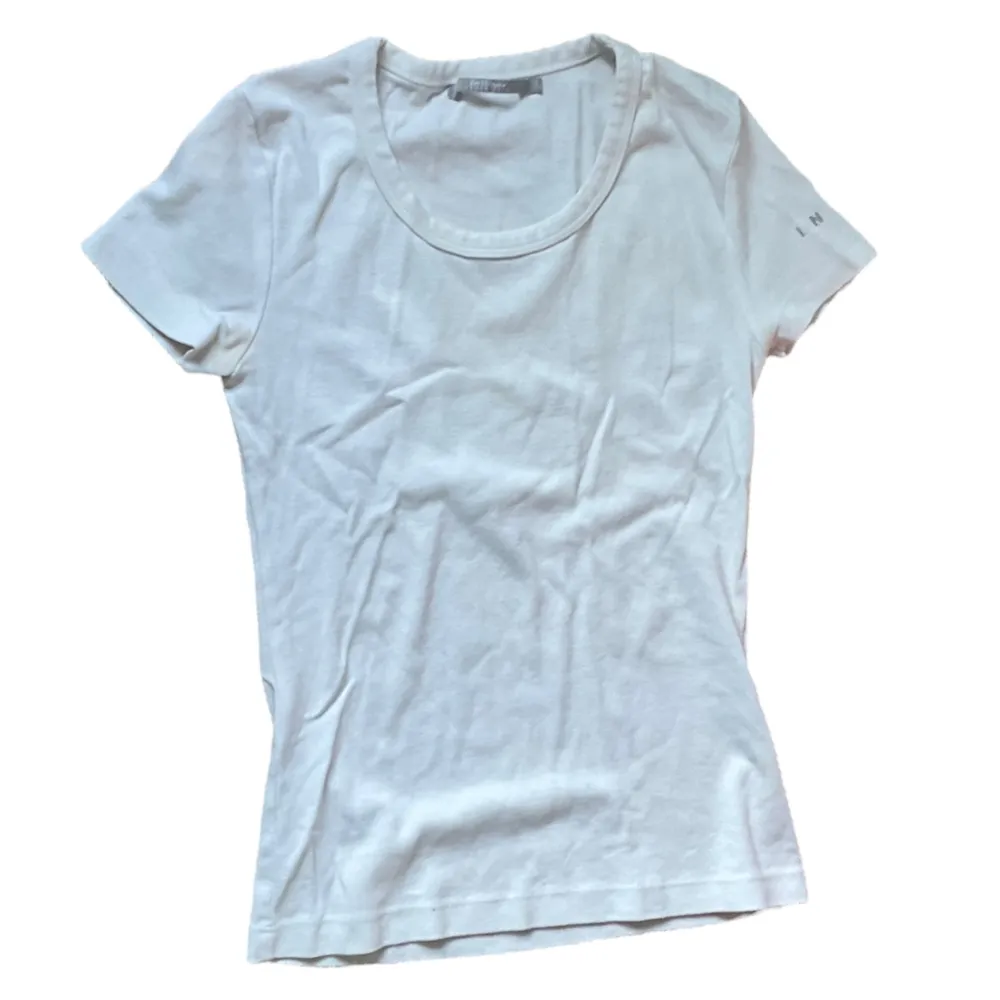 urringad tight vit topp, bekväm och med detaljer på ärmen! Passar xs-s. T-shirts.