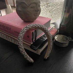Coolt diadem - Så coolt och unikt diadem😍säljer då jag inte får användning för den längre❤️