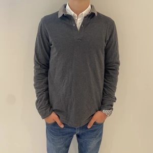 Rugbytröja Massimo Dutti - Säljer denna pärla från massimodutti! Modellen är 178cm och 65kg. Cond (9-8/10) sjukt bra!  Hör av dig vid intresse!🟫